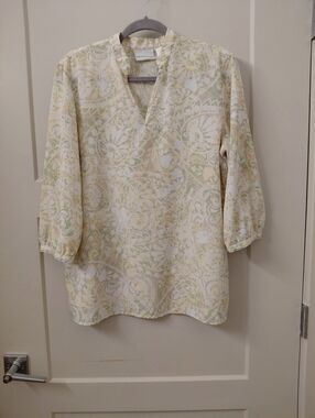 Alfred Dunner Paisley V-Neck Tunic in Pale Yellow & Cream